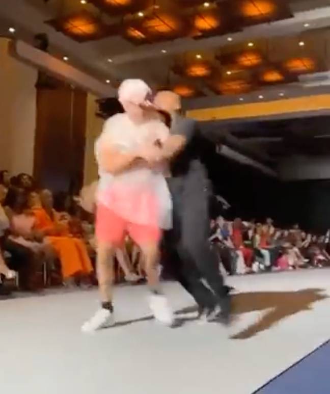 Un tânăr a defilat într-un sac de gunoi la New York Fashion Week. Publicul nu și-a dat seama că nu face parte din show