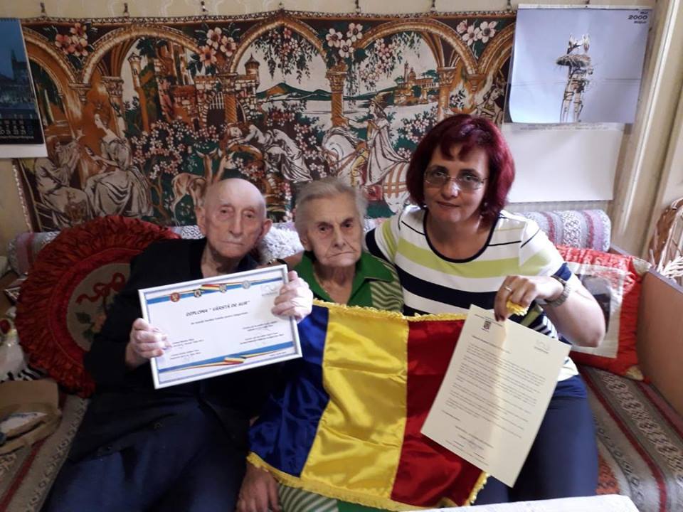 Șase oameni din Satu Mare, născuți în 1918, odată cu România, au fost felicitați de MAI