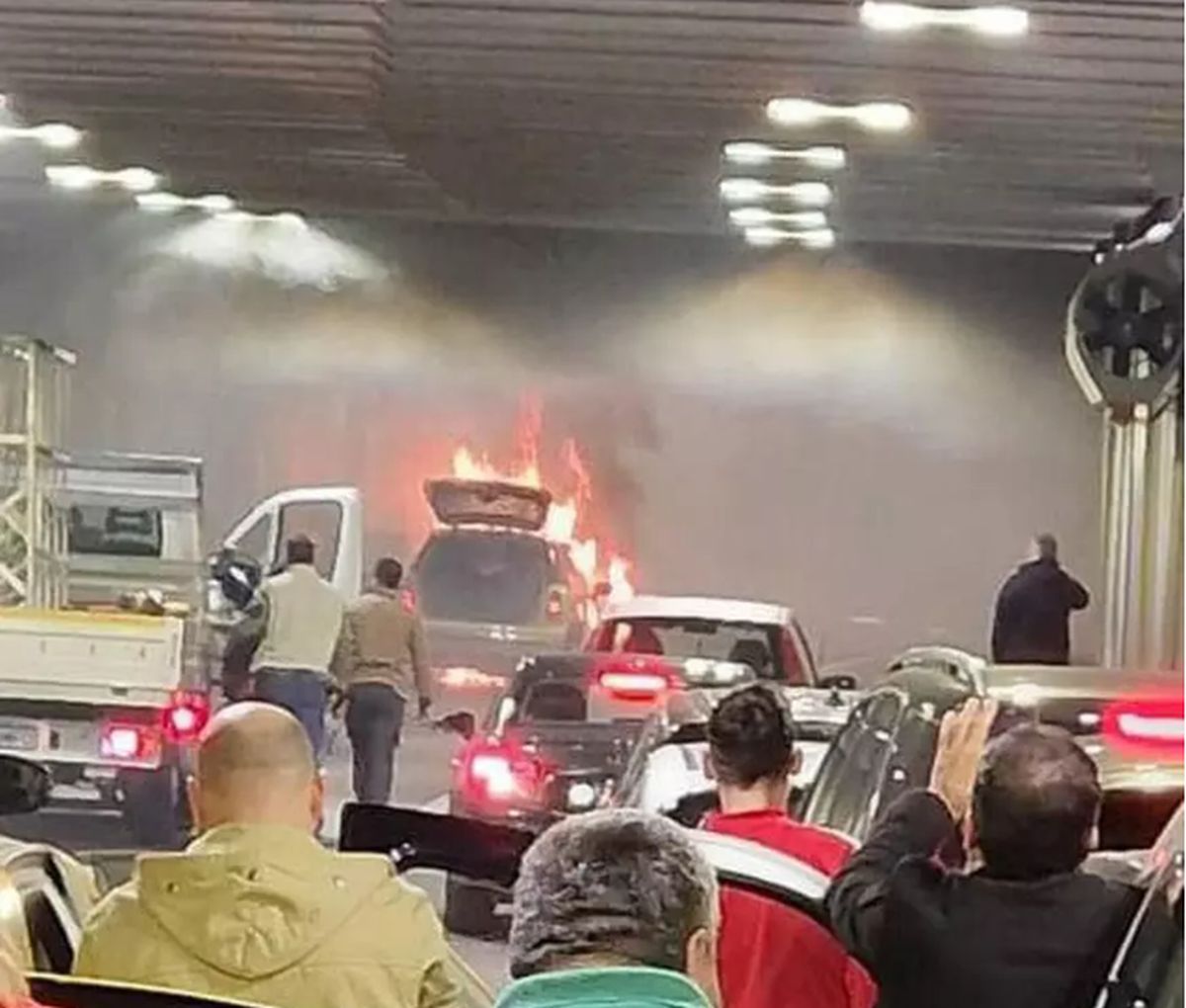 Imagini de la incendiul din Pasajul Unirii, unde o mașină a luat foc