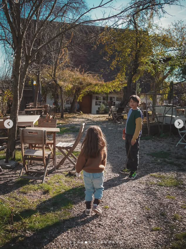 Cum arată curtea casei de la Viscri, pe care Dana Rogoz și soțul ei au restaurat-o. Imagini cu familia în vacanță. „Suntem într-un alt șantier”