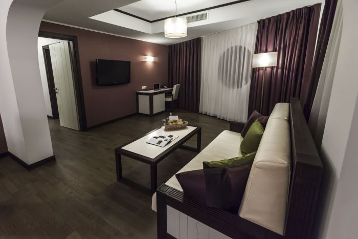 FRF l-a cazat pe Christoph Daum la un hotel ascuns într-o fundătură. Asta vede antrenorul german din cameră | FOTO