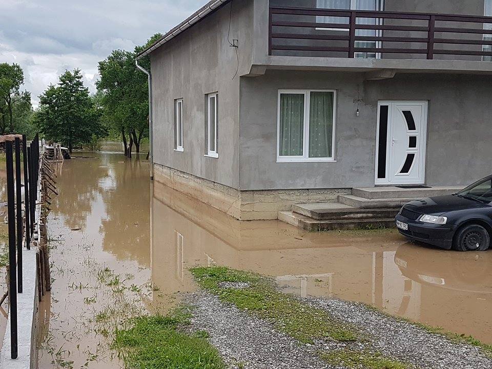 Inundații în Sighetu Marmației. Zeci de persoane, evacuate din calea apei