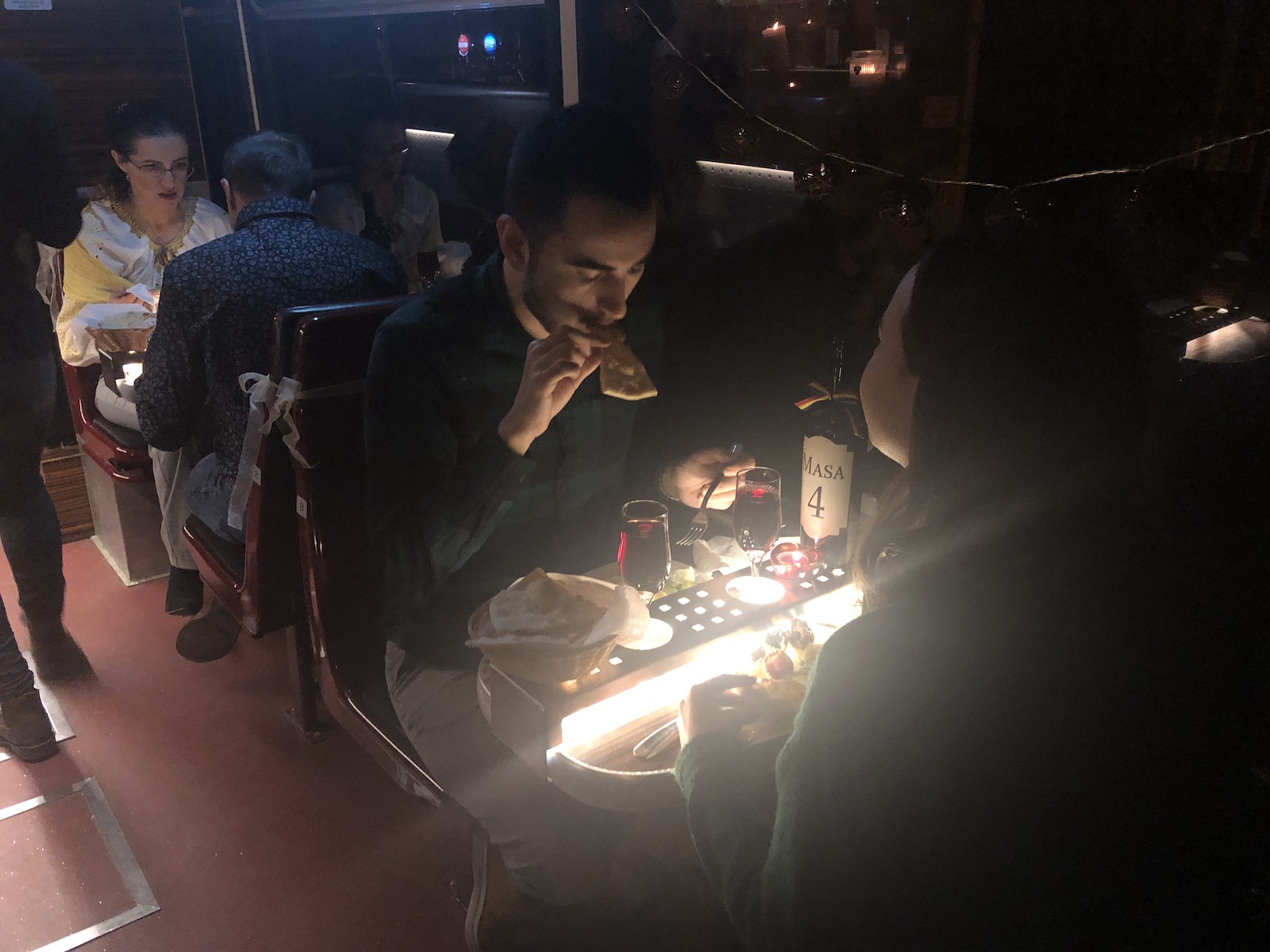 VIDEO&FOTO/ O altfel de plimbare, de Dragobete. Cina în tramvai prin Timișoara, ca-n Milano sau Bruxelles