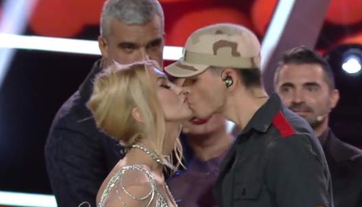 Emilian a pupat-o pe gură pe Andreea Bălan la „Te cunosc de undeva”. Ce semnificație a avut momentul lor în show