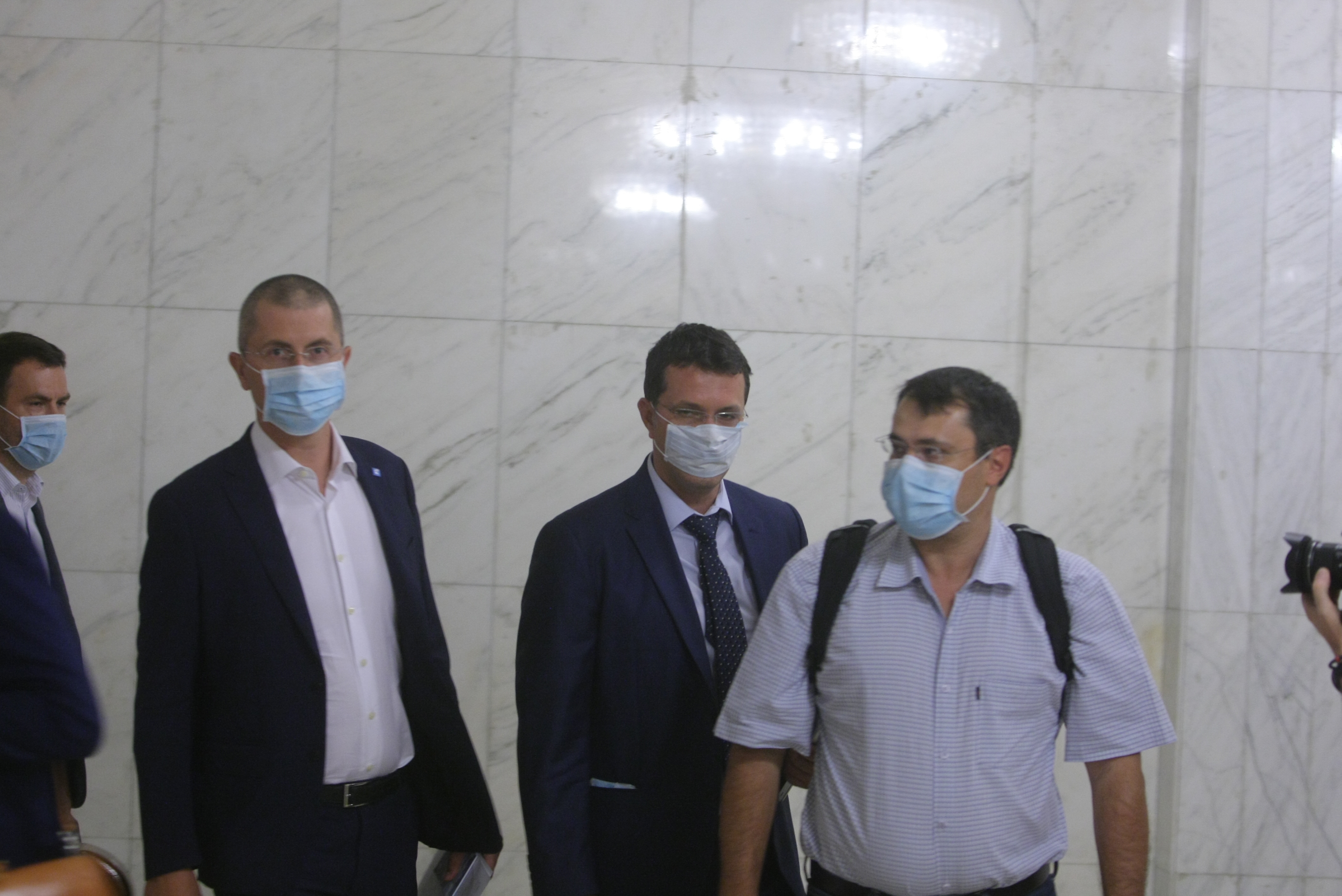 FOTO. Parlamentarii USR, cu măști pe față, în plen: ”Solidaritate cu zecile de mii de români gazaţi şi bătuţi în 10 august de către PSD, la ordinul lui Dragnea”