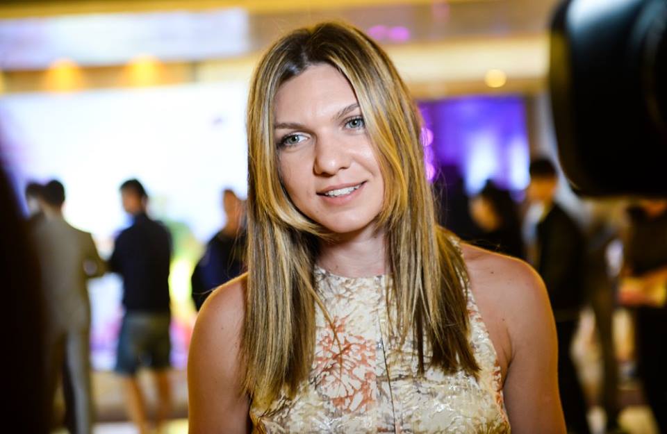 Aventura Simonei Halep la turneul de la Shenzhen în imagini. Afară a zâmbit, pe teren s-a chinuit / GALERIE FOTO & VIDEO