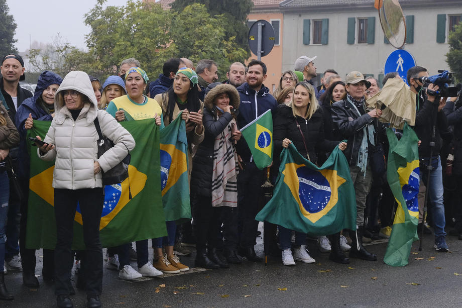 Bolsonaro, huiduit, dar și ovaționat într-o comună italiană care l-a declarat cetăţean de onoare. Vrea o întrevedere cu Matteo Salvini