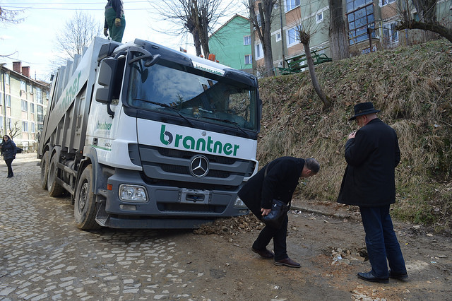 O stradă s-a surpat în Reșița. Două mașini de gunoi, „înghițite” de șosea