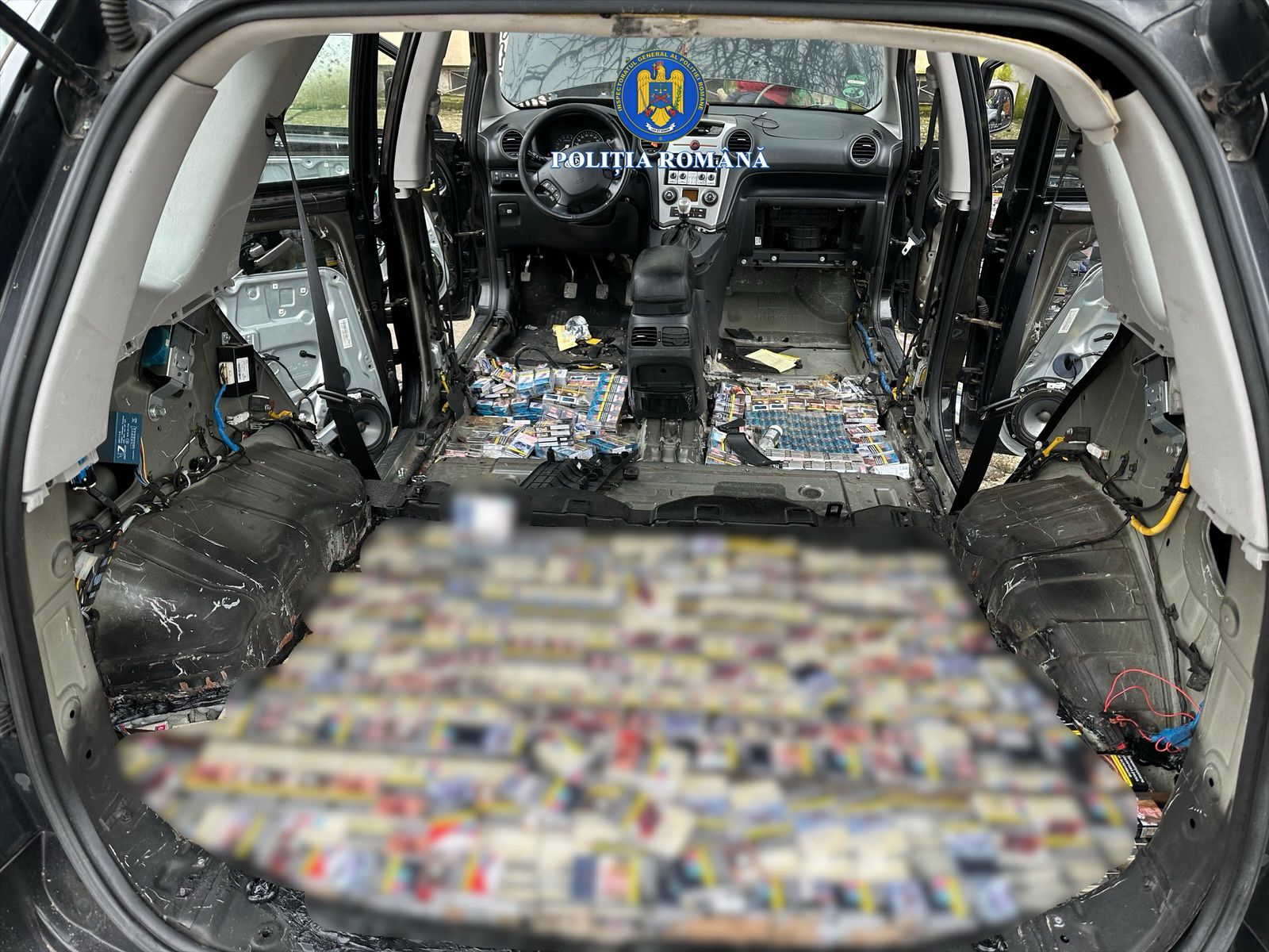 Un șofer a ascuns 8 metri pătrați de pachete cu țigări într-o Dacia Duster, la Roșiorii de Vede
