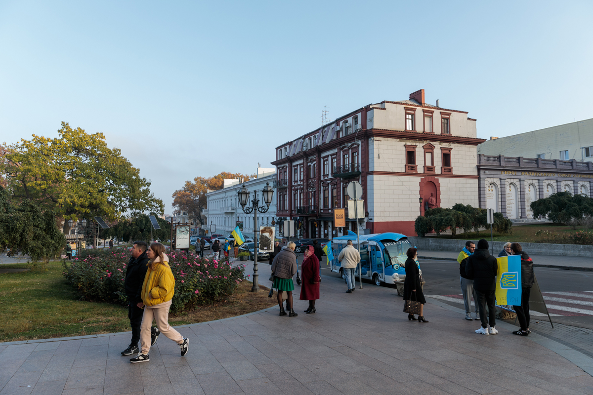 Însemnări din Odesa. Înainte de război, ghizii transportau turiștii cu mașini electrice. Astăzi, monumentele UNESCO sunt protejate în cutii antibombă