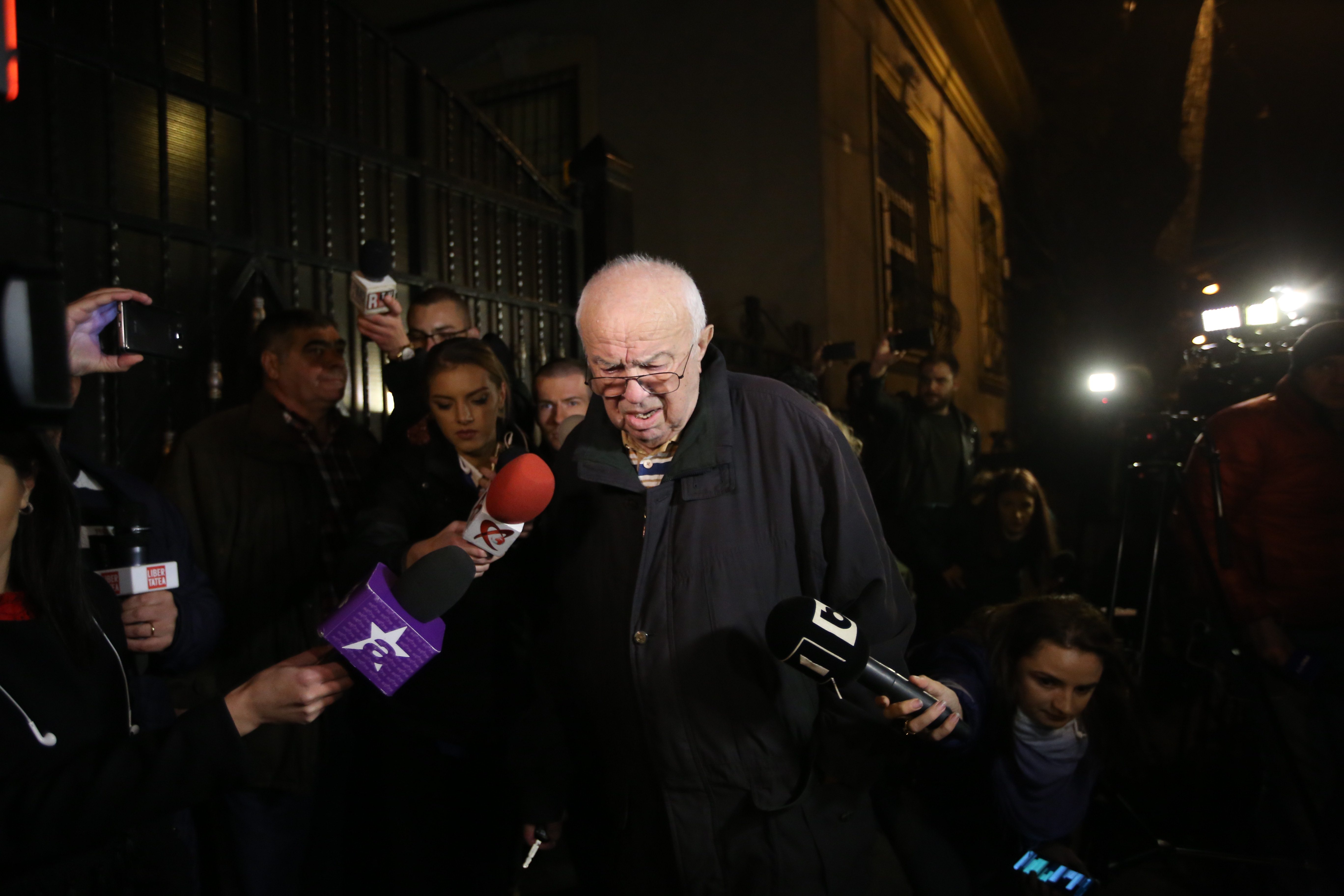 Alexandru Arșinel a ieșit în lacrimi din casa Stelei Popescu. "Cred că a murit ieri. Hemoragie internă, posibil" | FOTO