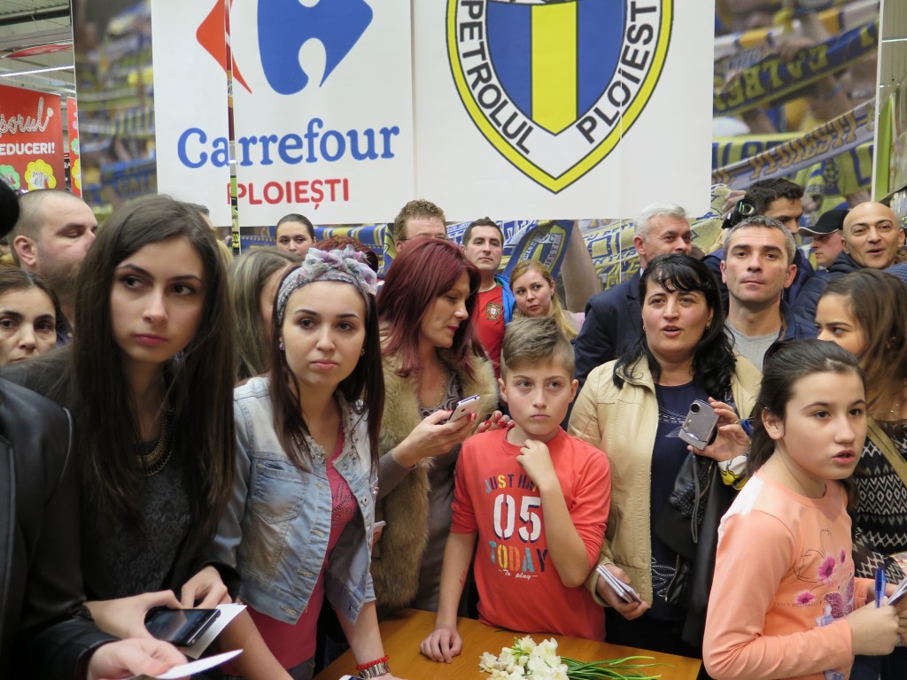 De Ziua Femeii, ”lupii” au oferit flori și bilete la meci doamnelor și domnișoarelor din Ploiești