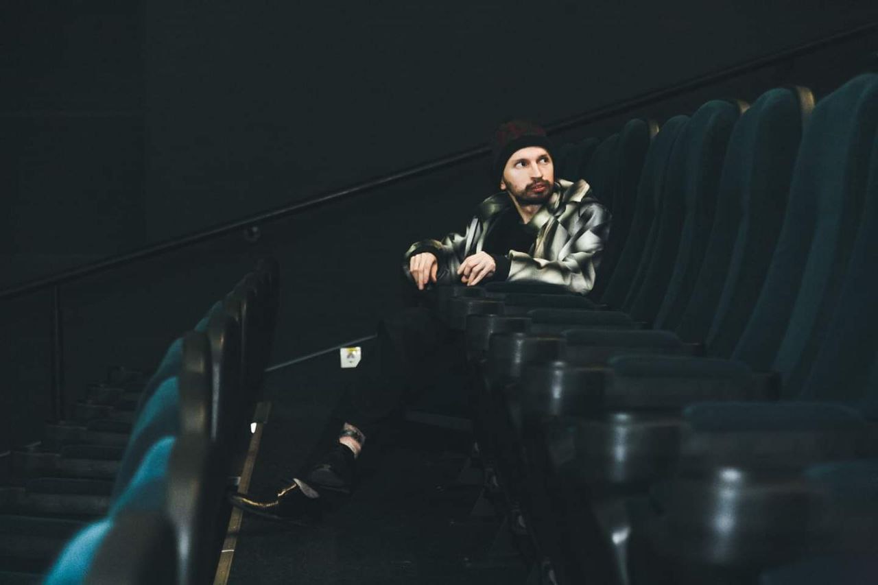 Un dramaturg ucrainean a săpat un mormânt în curtea teatrului din Piatra Neamț, a pus un sicriu pe scenă și îi avertizează pe români: Atenție la „patrioți”!