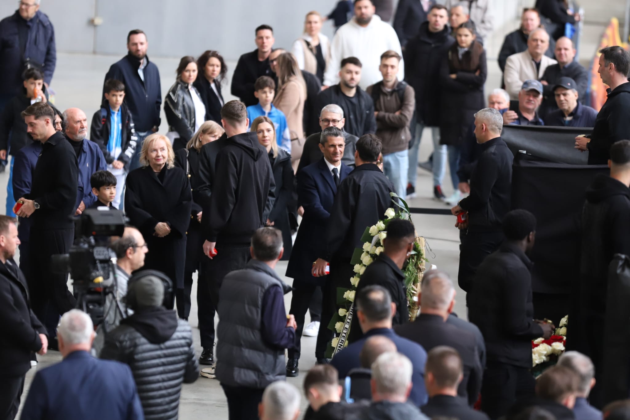 Livetext Mii de români își iau adio de la Mircea Lucescu la Arena Națională înainte de funeraliile cu onoruri militare / „Leucemia i-a provocat și grăbit sfârșitul”