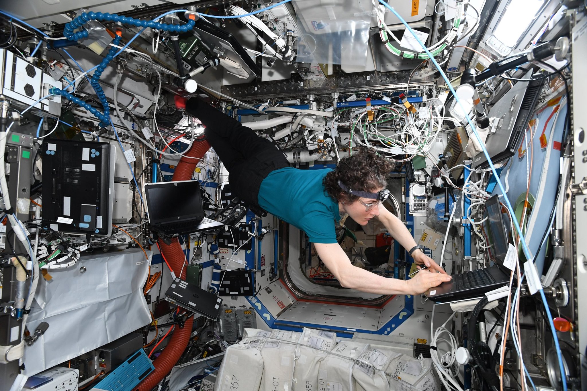 O astronaută a doborât recordul pentru cel mai mult timp petrecut în spațiu. Fotografiile uluitoare pe care le-a realizat în cele 328 de zile