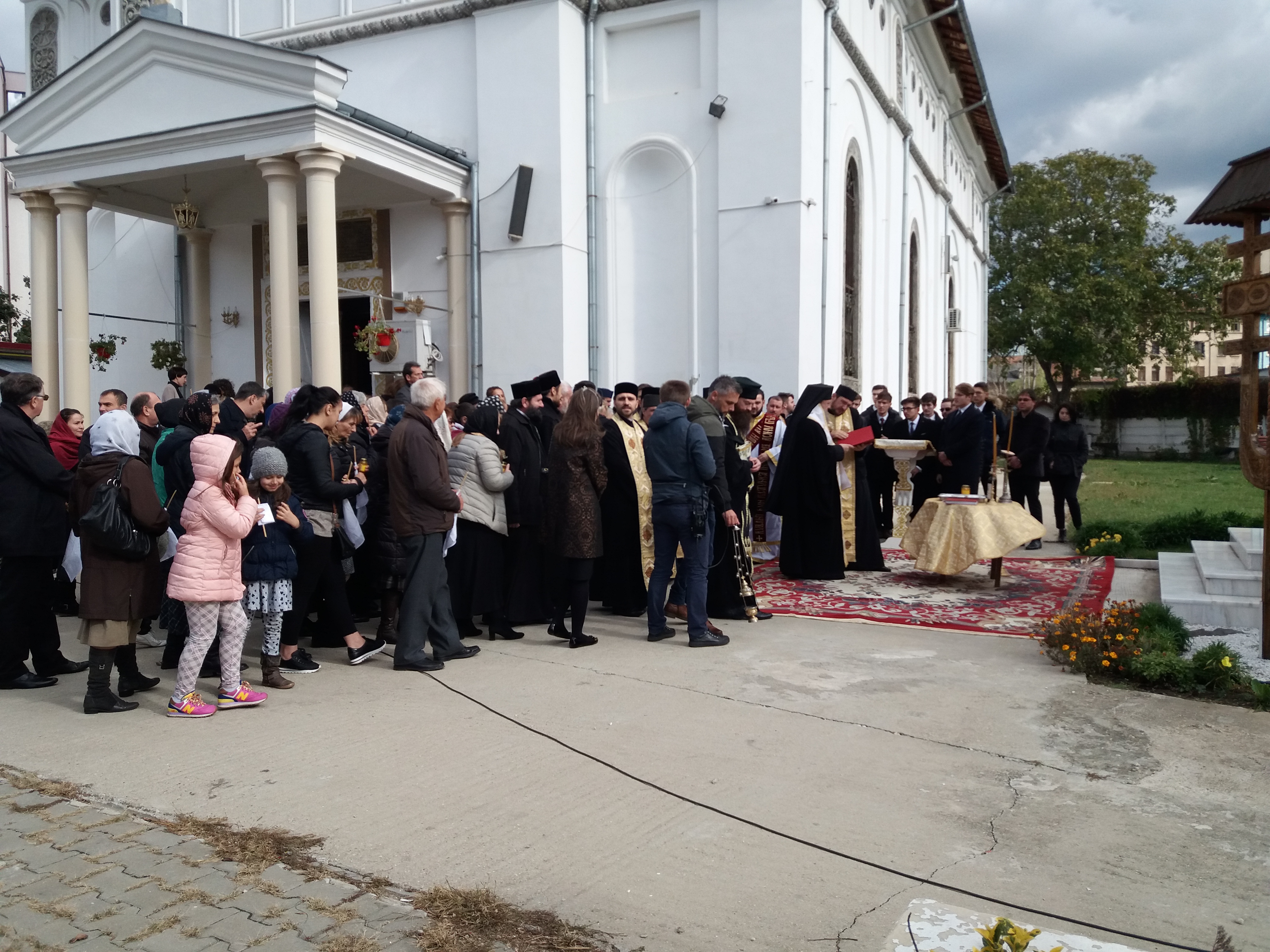 Doi ani de la tragedia din Colectiv! Doar câteva zeci de persoane, la slujba de pomenire din fața clubului ucigaș. Prea puțini oameni pentru un Colectiv așa de mare!