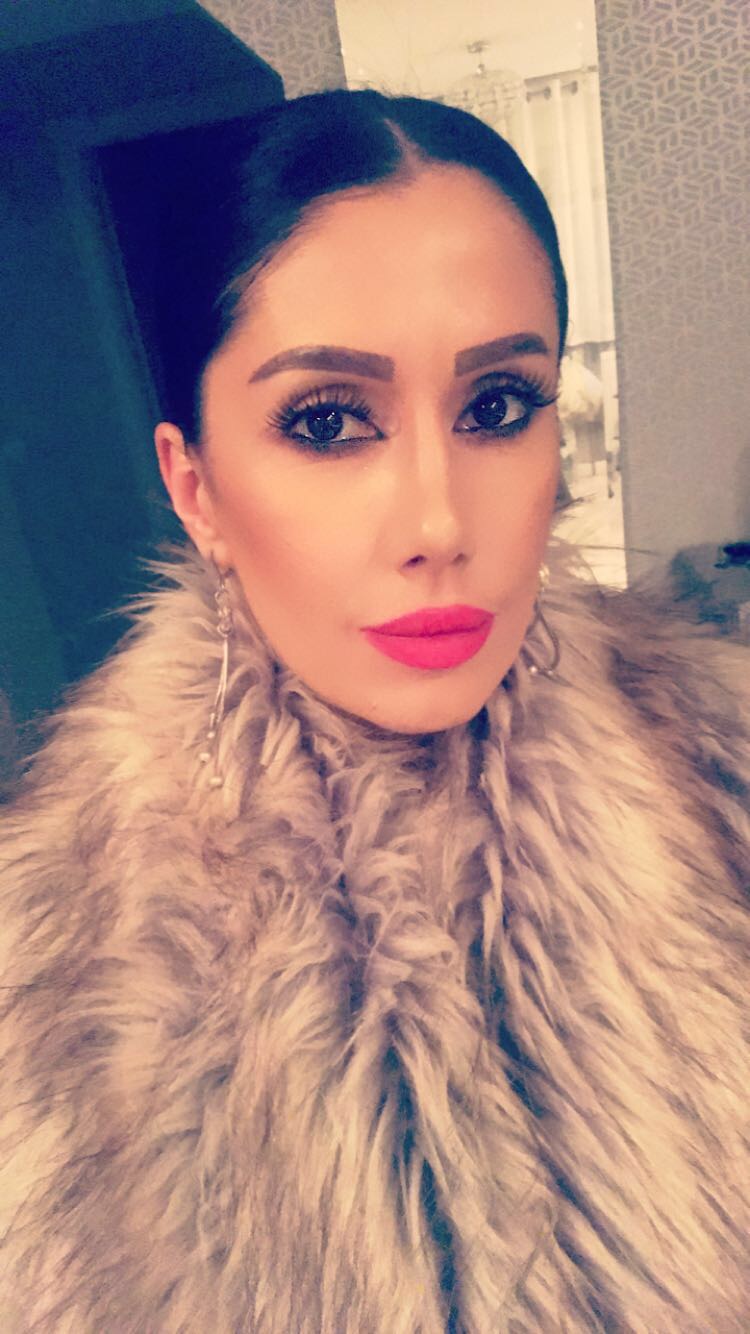 REPORTAJ/Voia o carieră muzicală, dar nu și-a mai găsit locul în jungla showbiz. La 36 de ani, Dana s-a reinventat, devenind un renumit make-up artist