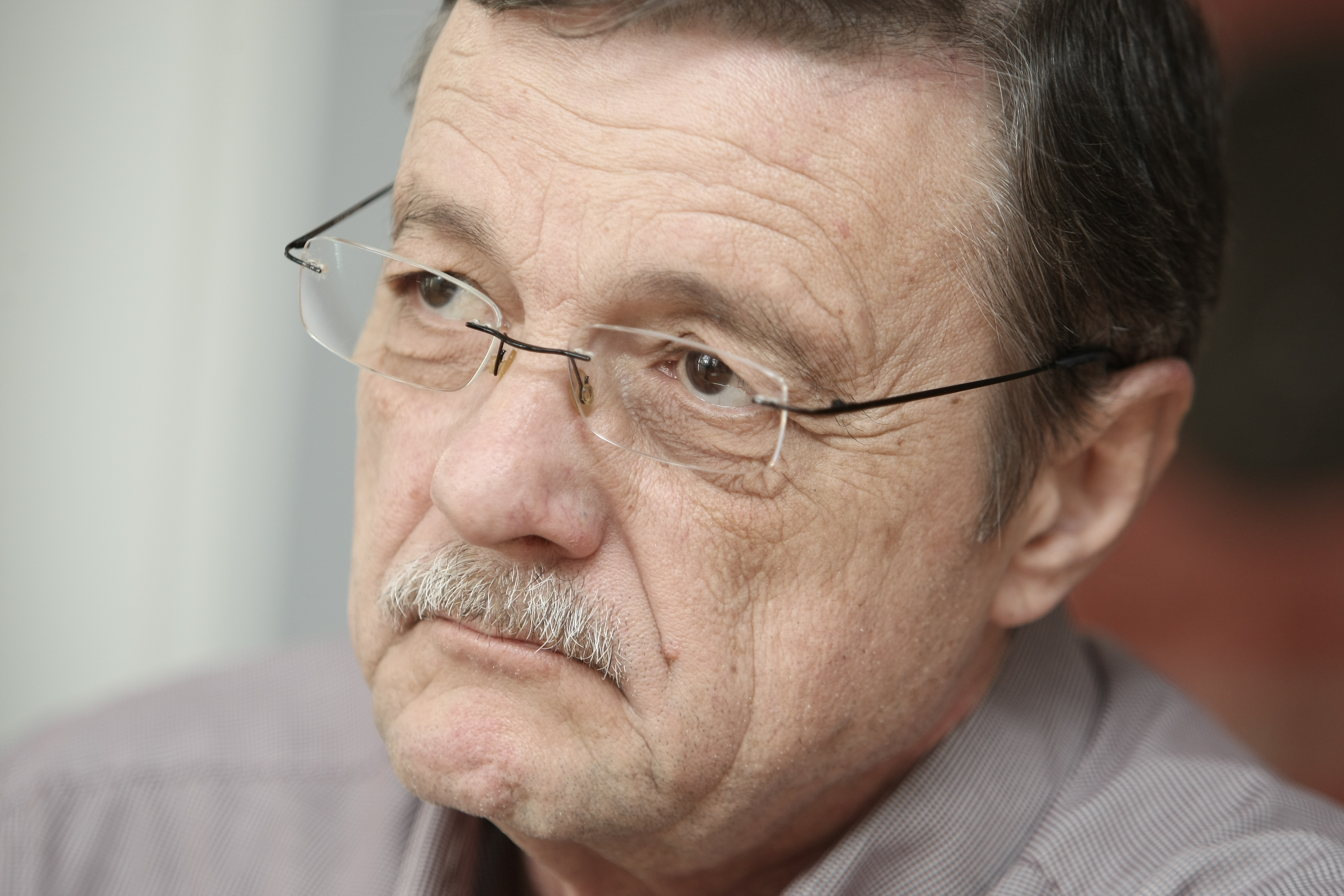 ”Părinții mei au murit îmbrățișați” | Președintele Federației Române de Gimnastică a ascuns 40 de ani tragedia prin care a trecut la cutremurul din 77. VIDEO EXCLUSIV