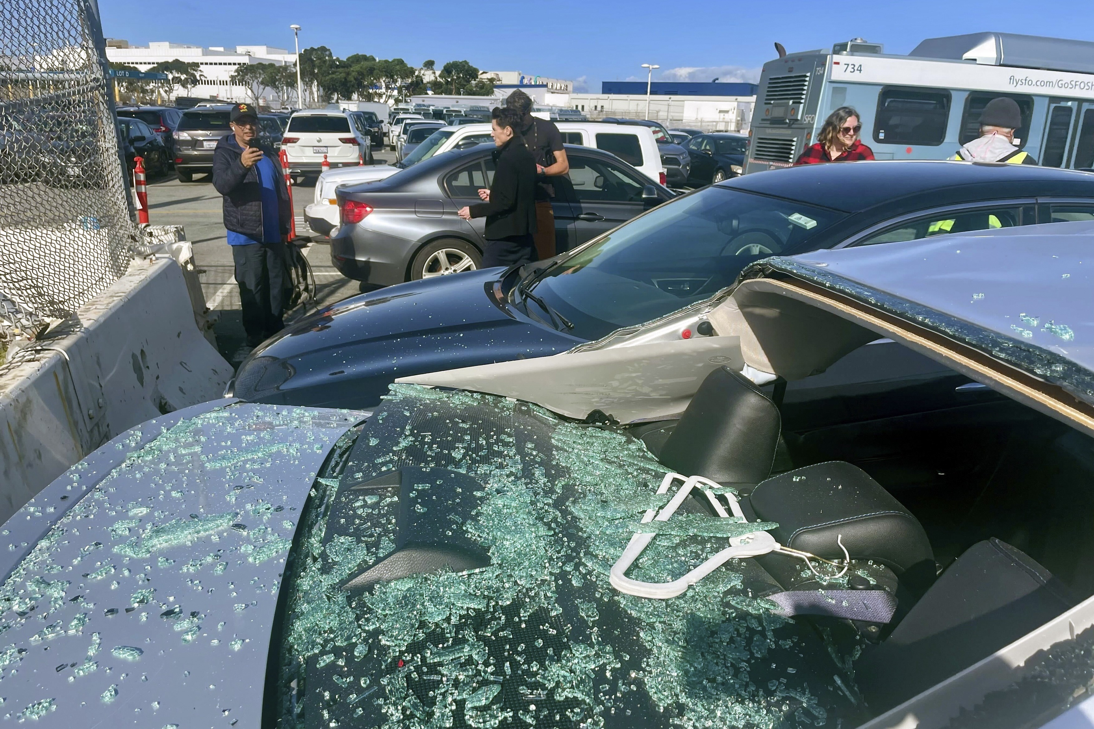 Un avion Boeing 777, cu 249 de persoane la bord, a aterizat de urgenţă la Los Angeles, după ce a pierdut o anvelopă la decolare