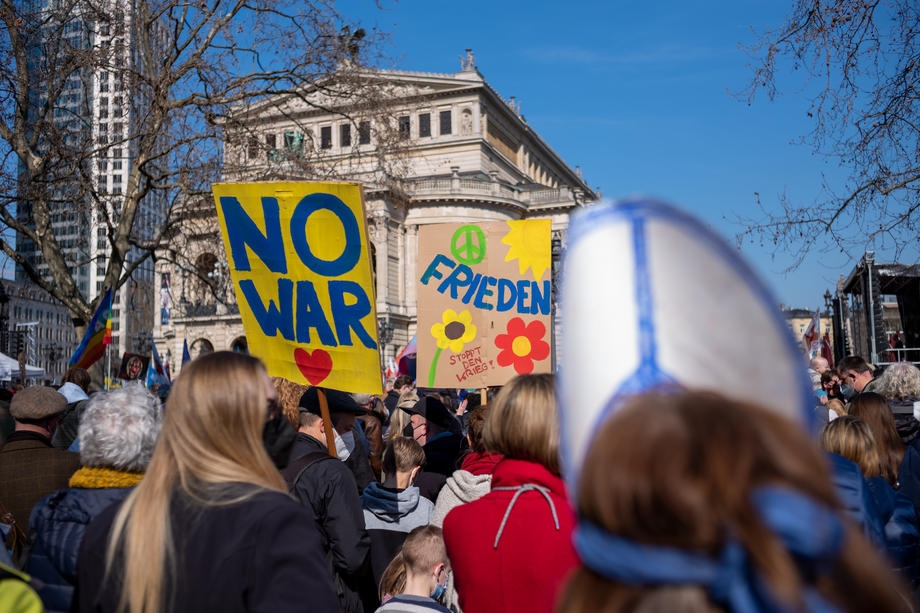 „Unde este vaccinul împotriva războiului?”. Zeci de mii de oameni s-au adunat la Poarta Brandenburg din Berlin pentru a-și arăta susținerea pentru Ucraina