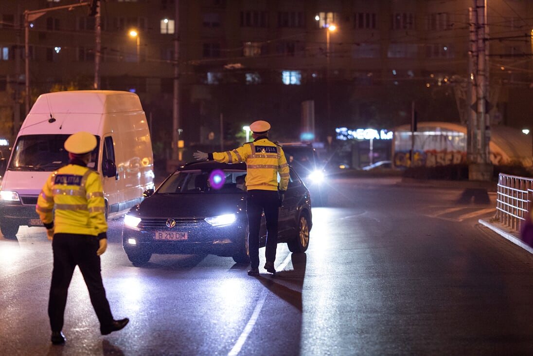 Petrecăreți prinși fără adeverințe și comentarii ironice, la filtrele de noapte ale Poliției, în carantina parțială: “Noaptea umblă virusul tare de tot. Ziua nu mai umblă”