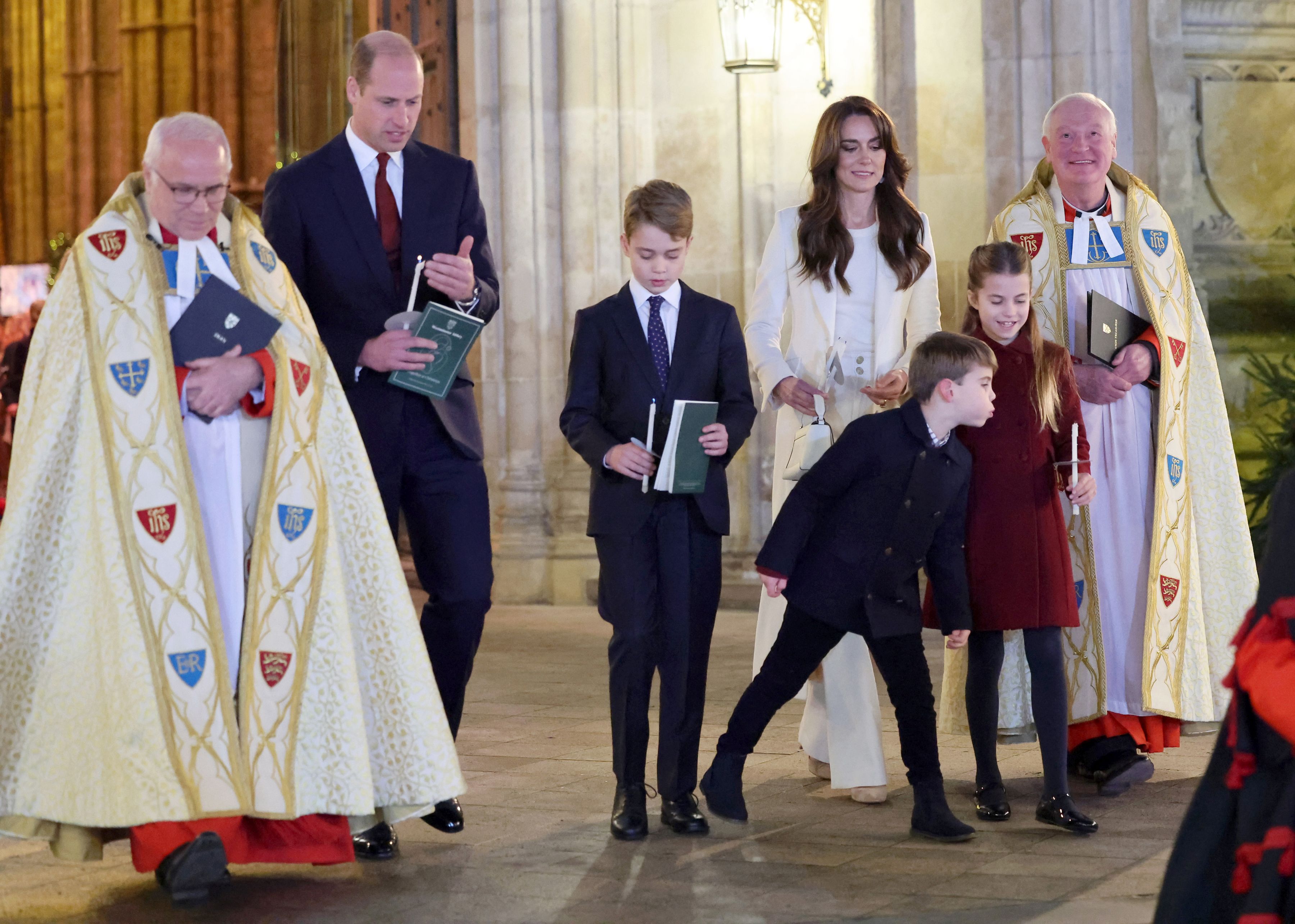Prințul Louis, în centrul atenției la concertul de Crăciun al lui Kate Middleton. Ce năzbâtie a făcut fiul prințului William