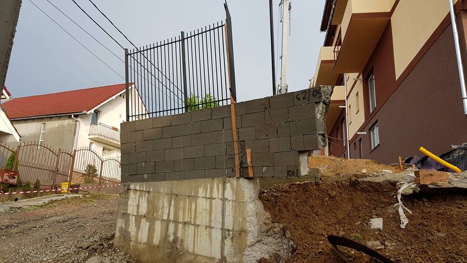 Alunecare de teren în Sibiu. Locatarii unui bloc au fost mutați, după ce pământul a luat-o la vale