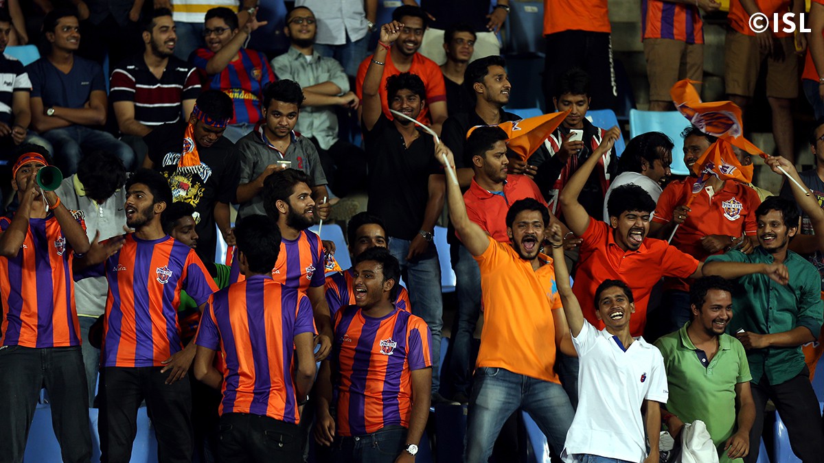 Mutu și-a început cu o pasă de gol aventura în India! Vrea să redevină titular la națională, dar a început ca rezervă partida Pune - Mumbay 3-1. ^Piteșteanul a intrat pe teren în minutul 61. Tricolorul a fluturat în tribune / FOTO