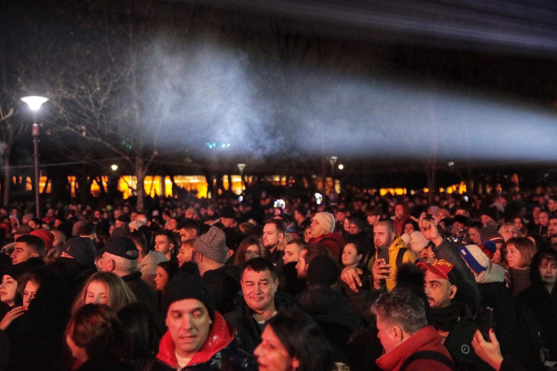 Revelion 2023. Mii de români au petrecut noaptea dintre ani pe străzi, la concerte, focuri de artificii și spectacole de lasere