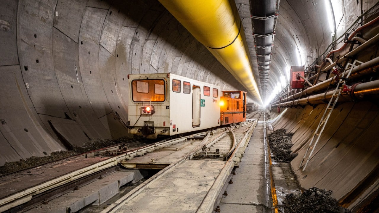 Cel mai lung tunel feroviar va avea 55 de kilometri și va lega două țări europene. Costă peste 8,5 miliarde de euro