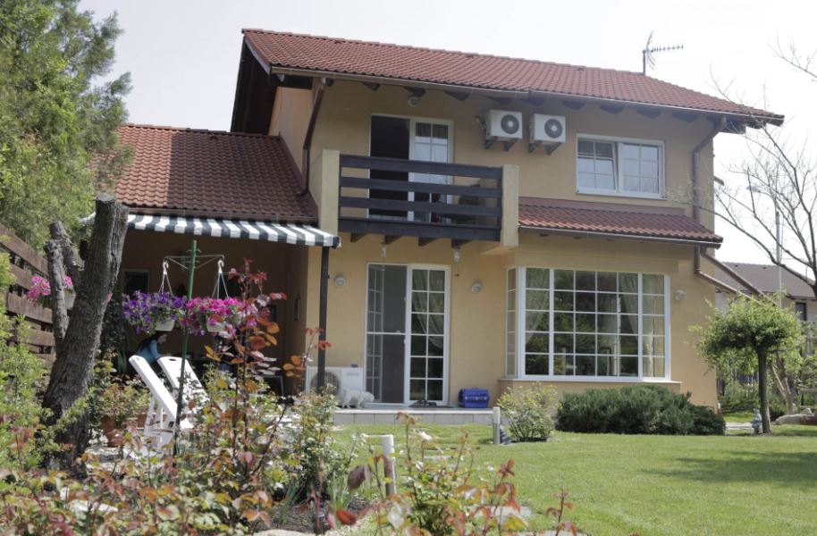 Imagini cu casa în care locuiește Anca Țurcașiu. S-a mutat din vila de 300.000 de euro din Corbeanca într-un apartament în București