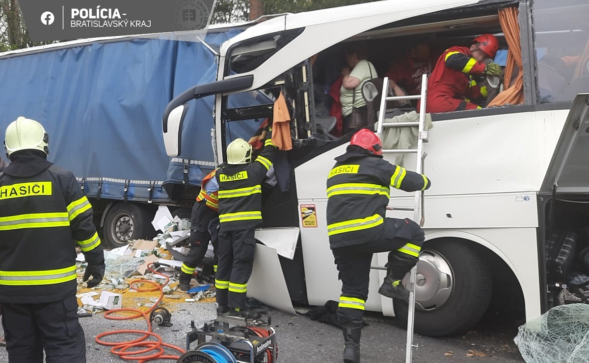 Șofer român de TIR șocat când a coborât din cabină, un autocar a intrat în camionul lui cu 100 km/h, în Slovacia. Un mort și 59 de răniți