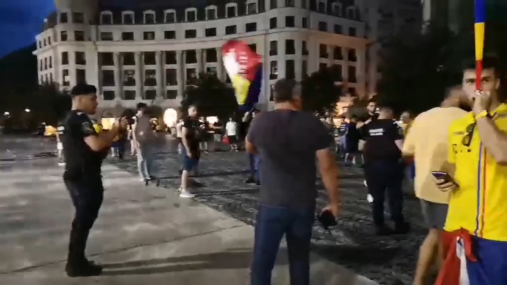 Incidente în Piața Universității, după România-Olanda 0-3. Jandarmii au reținut 3 persoane