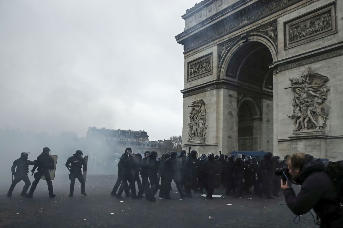 FOTO | Noi violențe la protestul vestelor galbene din Paris: tunuri cu apă, gaze lacrimogene și zeci de rețineri