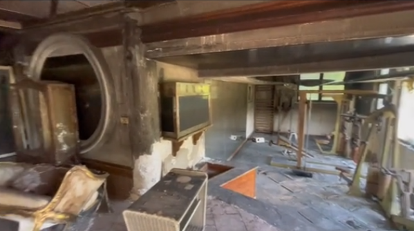 Imagini din interiorul vilei din Izvorani a lui Irinel Columbeanu. Imobilul a ars complet, dar pozele cu fiica lui nu au fost atinse de flăcări