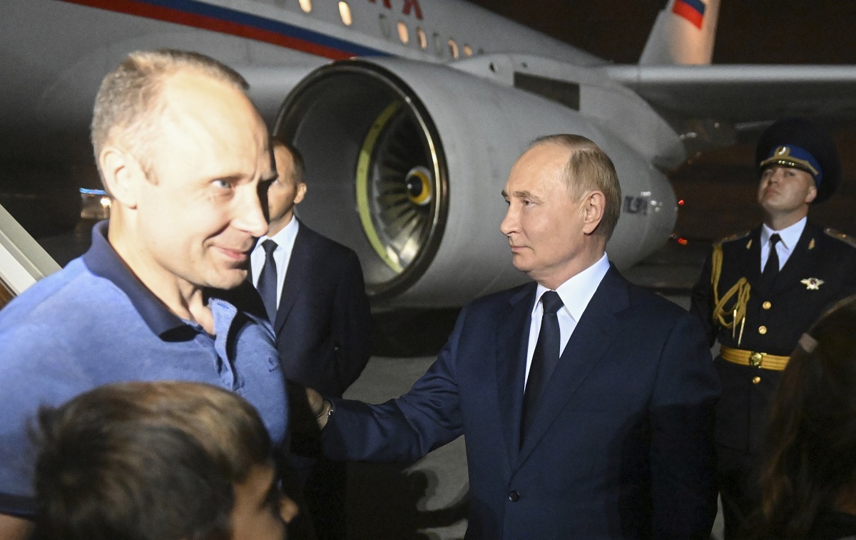 Un asasin, o familie de spioni și copiii lor și un infractor informatic, printre rușii eliberați de Occident. Putin i-a așteptat cu garda de onoare