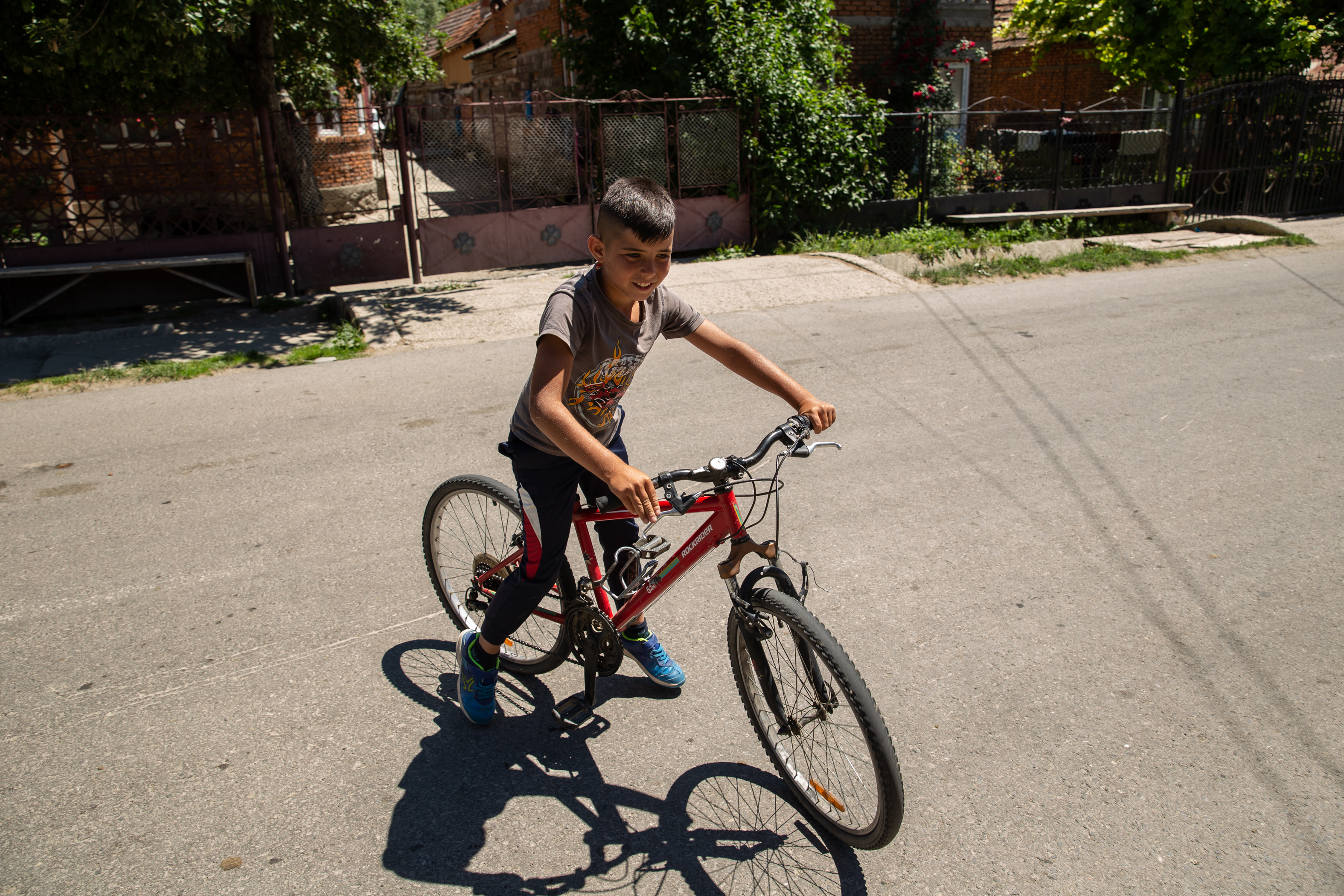 Voluntarii de la Casa Bună încearcă să ia copiii de la muncile câmpului și să-i așeze în fața computerului. “Sperăm să creştem dintre ei mici programatori”