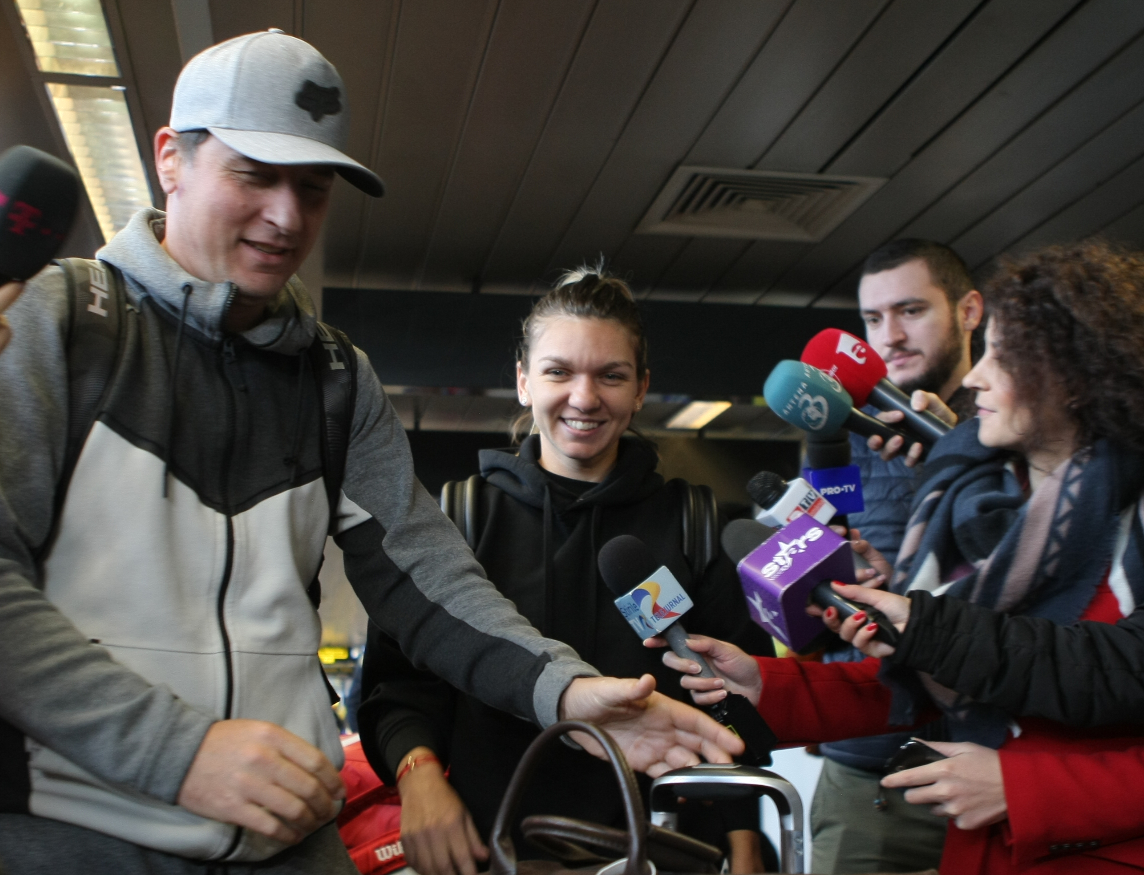 Simona Halep s-a întors acasă supărată și accidentată. A refuzat primirea la Salonul Oficial. Îmbulzeală la aeroport / GALERIE FOTO