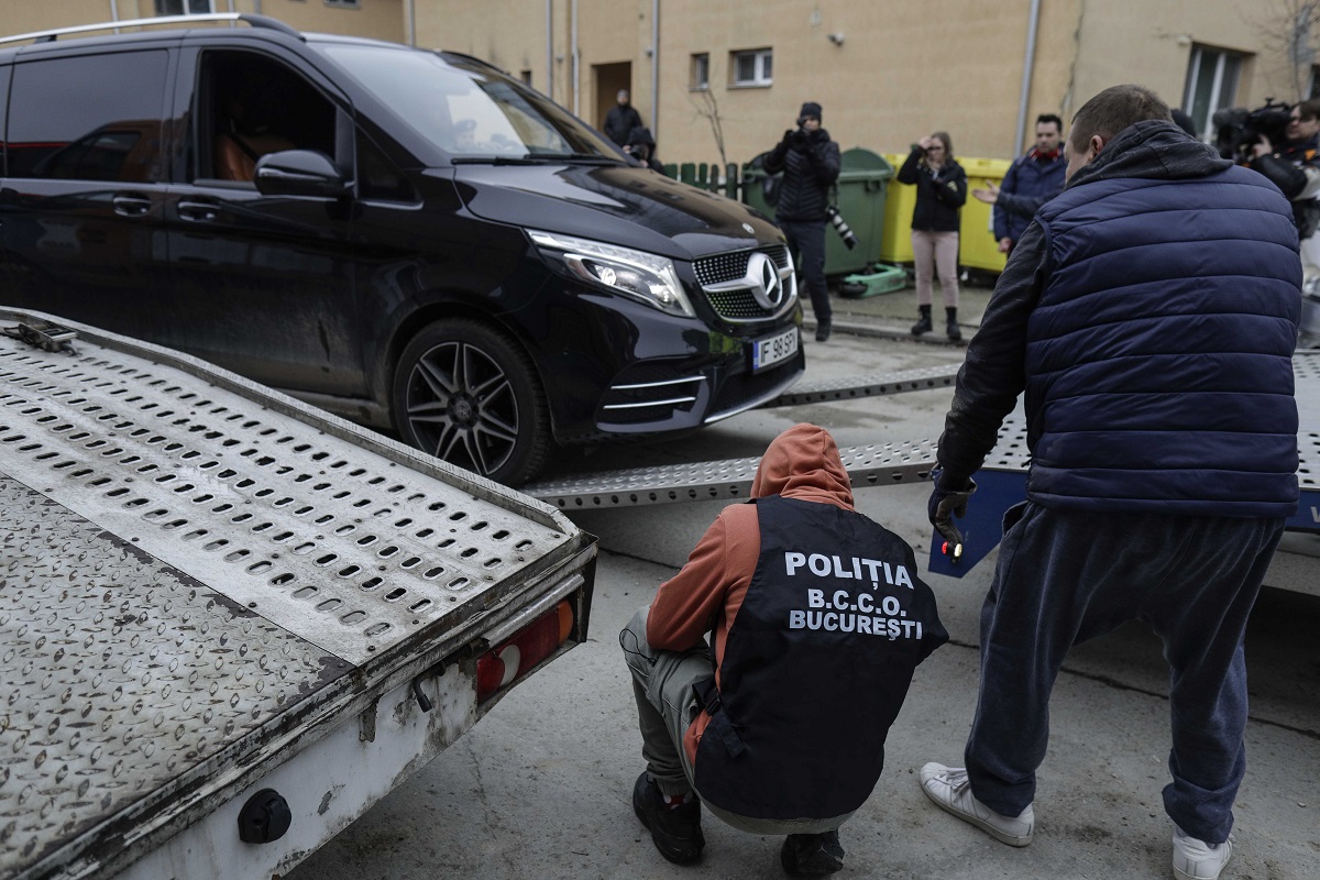 Mașinile de lux ale fraților Tate, ridicate de polițiști din curtea vilei, sâmbătă dimineață | FOTO