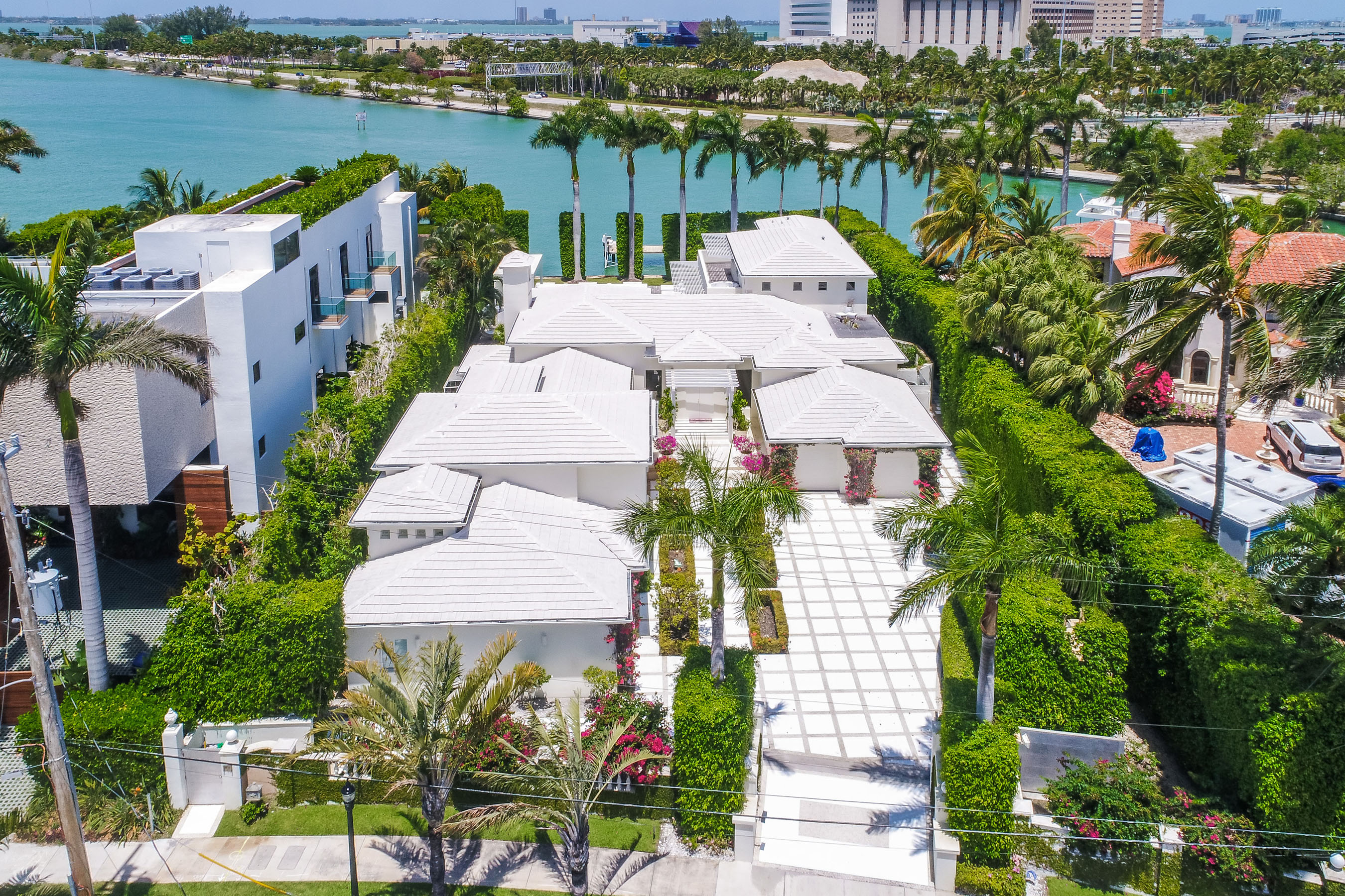 GALERIE FOTO/ Shakira și-a scos casa din Miami Beach la vânzare. Suma fabuloasă pe care o cere