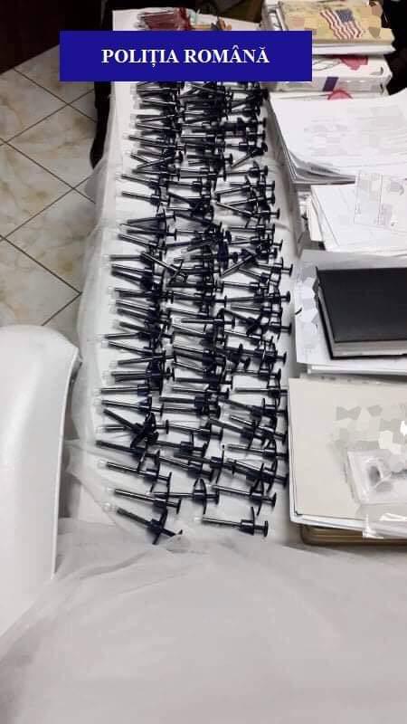 Fals medic estetician din Oradea, descoperit de polițiști. Femeia făcea injecții cu acid hialuronic în buze și cearcăne, deși nu are aviz de liberă practică / FOTO