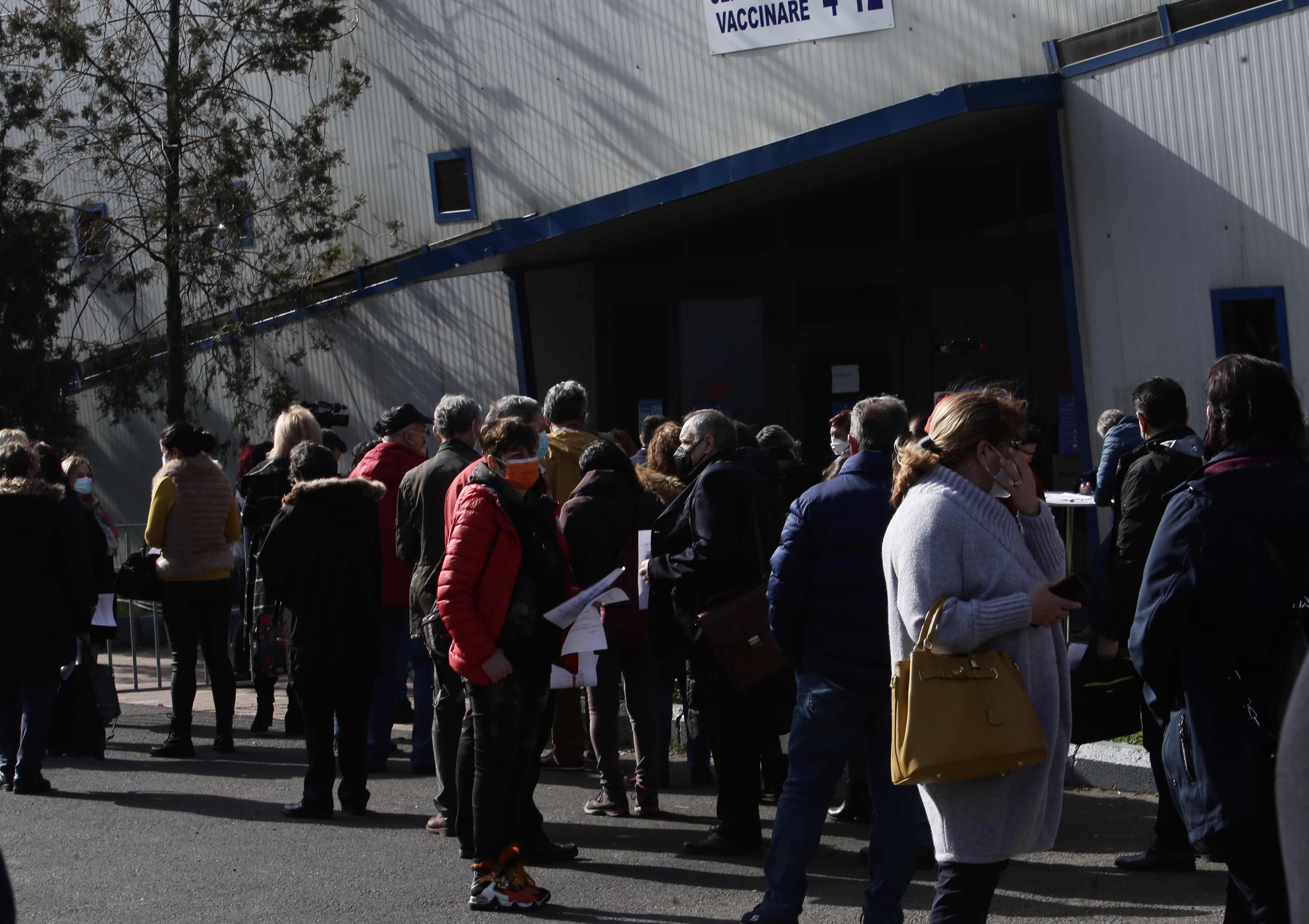Sute de oameni, la coadă la centrele de vaccinare de la Romexpo. Oficialii spun că mulți au venit mult mai devreme decât erau programați