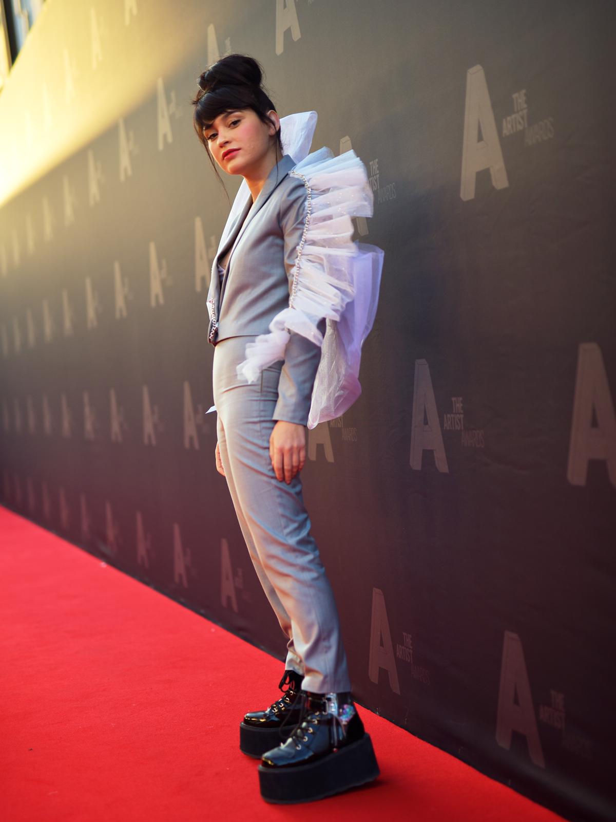 Defilare extravagantă la The Artist Awards. Vedetele au purtat ținute de mii de euro, cu sclipici, blană, paiete și voal
