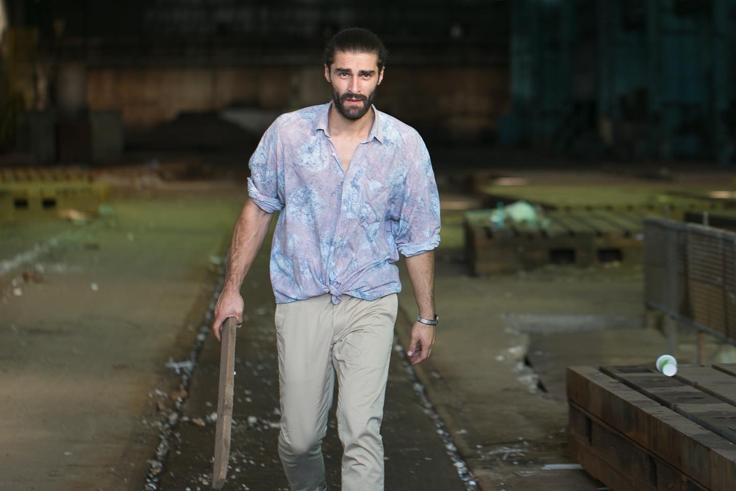 Cum comentează Daniel Nuță secvențele de bătaie din primul episod „Groapa”: „Pe unul dintre ei, îl arunc peste o masă, direct într-o canapea”