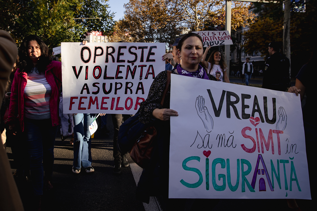 „Sute de femei sunt moarte, asta nu este dreptate”. Marșul prin care femeile cer să se simtă în siguranță în România: acasă, la muncă, pe stradă   