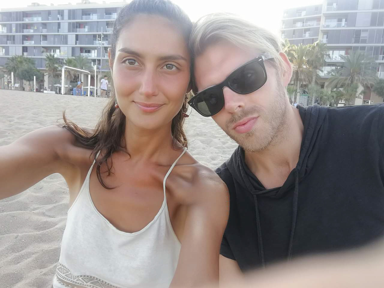 FOTO | O româncă a renunțat la cariera de avocat în Londra și a plecat pe o insulă. Mănâncă doar fructe și nu a băut apă de doi ani
