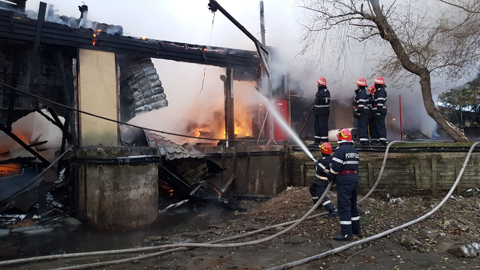 Incendiu de proporții la o clădire a Administraţiei Lacuri Parcuri Agrement de pe Şoseaua Bucureşti-Ploieşti