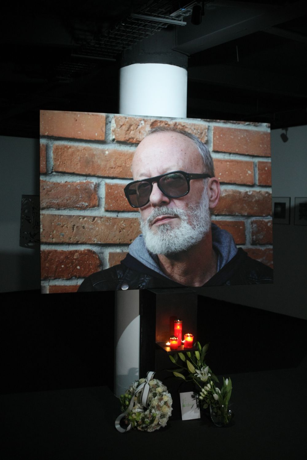 FOTO&VIDEO/ Carte de condoleanțe în memoria lui Andrei Gheorghe deschisă la Galeria Mobius