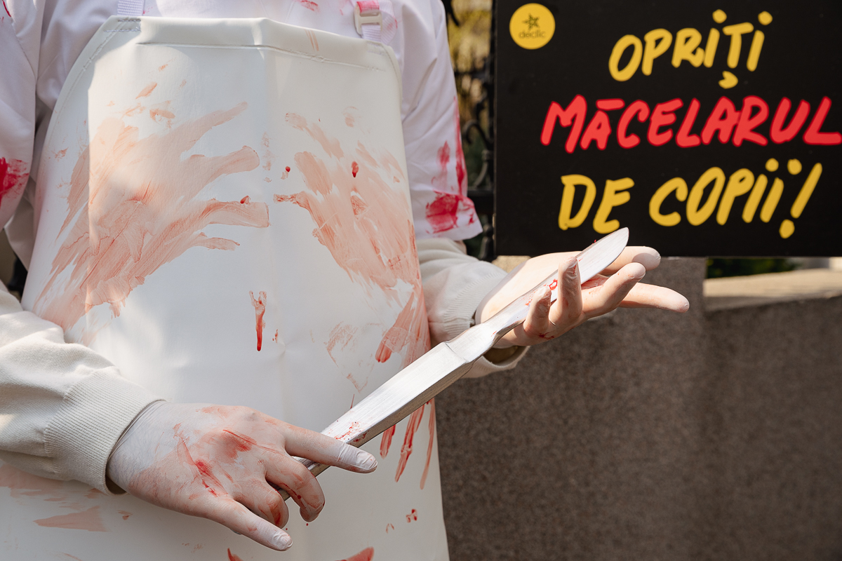 „Opriți măcelarul de copii!”. Protest în fața Colegiului Medicilor pentru a-i interzice medicului Burnei dreptul de a profesa