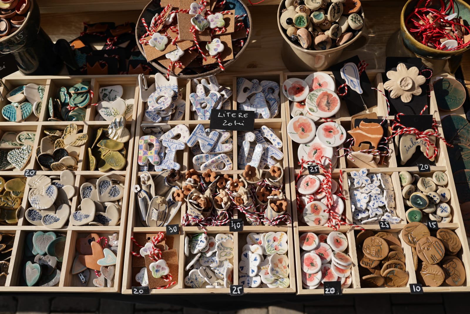 De la mărțișoare handmade la adevărate bijuterii din aur și argint: ce prețuri găsești la Târgul Mărțișorului 2026